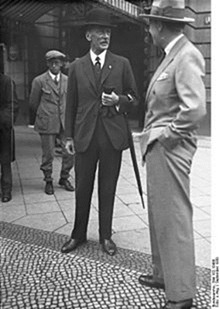 https://upload.wikimedia.org/wikipedia/commons/thumb/6/6e/Bundesarchiv_Bild_102-10466,_Graf_Ottokar_Czernin.jpg/220px-Bundesarchiv_Bild_102-10466,_Graf_Ottokar_Czernin.jpg